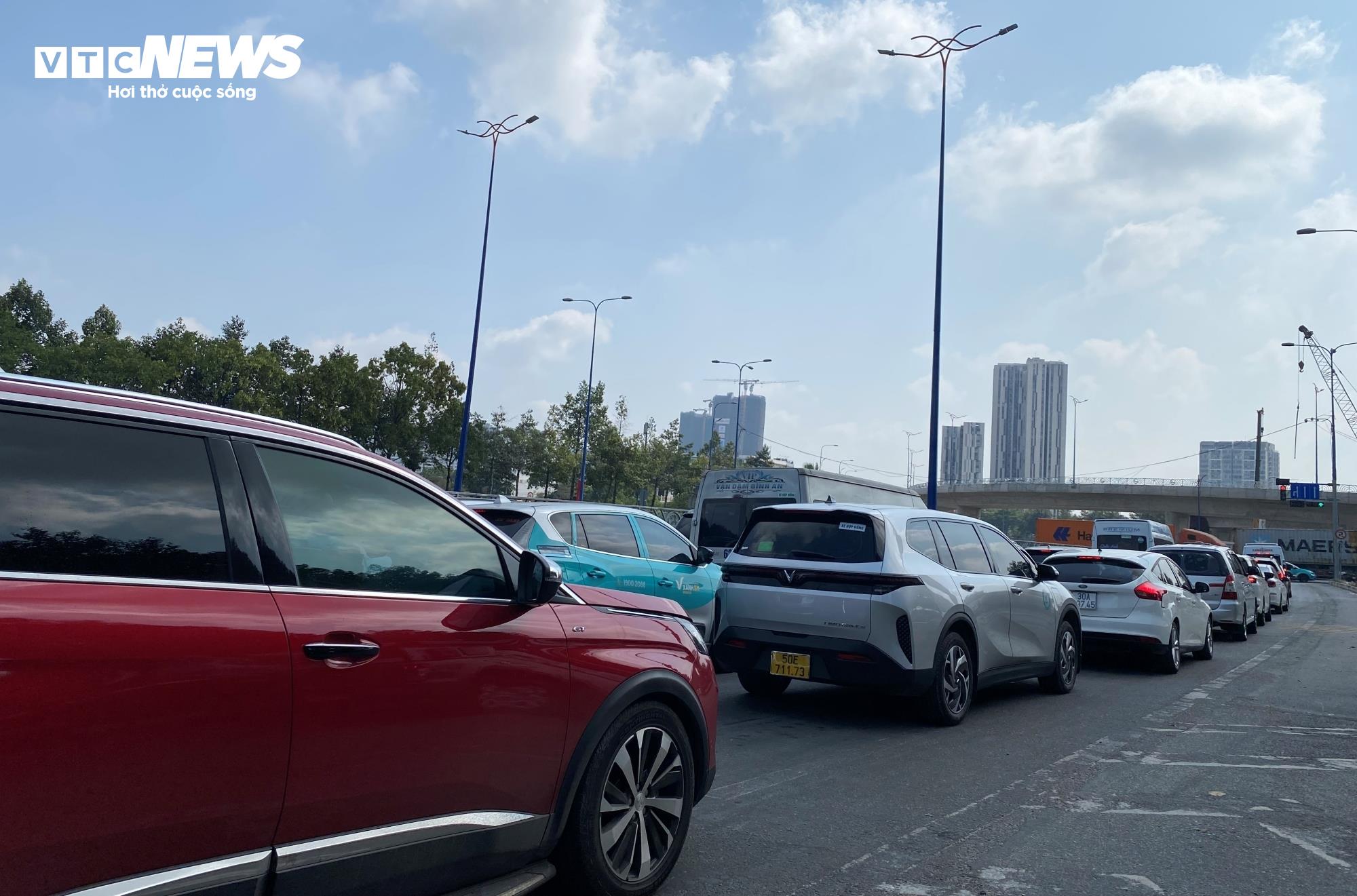 Kẹt xe hơn 10 km ở TP.HCM, phương tiện rồng rắn xếp hàng giữa nắng nóng