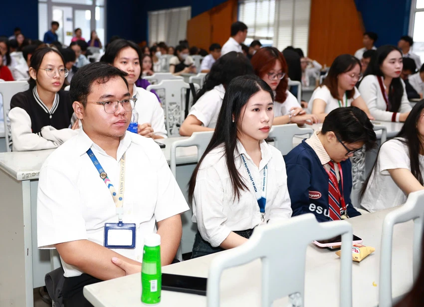 Trường ĐH Luật TP.HCM dành 1,5 tỉ đồng hỗ trợ sinh viên bị ảnh hưởng mưa lũ